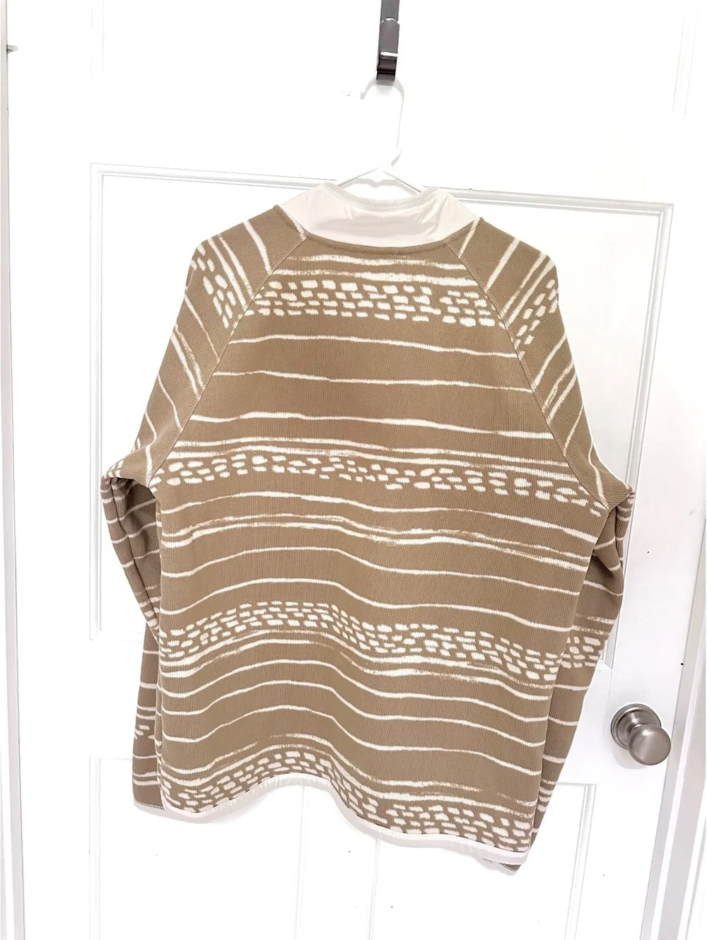 The North Face Gordon Lyons 1/4 Zip Pullover in a Tan Geometric Print Size L